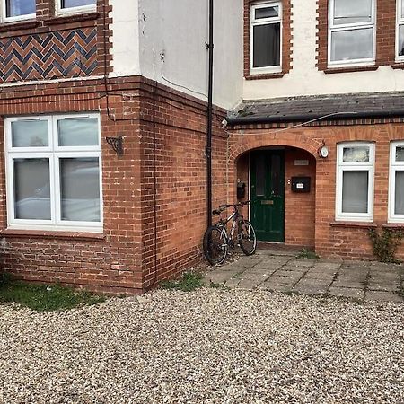 Two Bedroom, Off-Road Parking Ludgershall  外观 照片