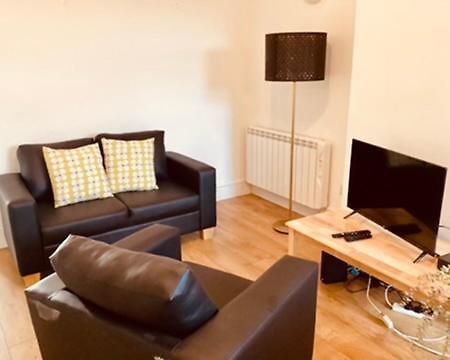 Two Bedroom, Off-Road Parking Ludgershall  外观 照片
