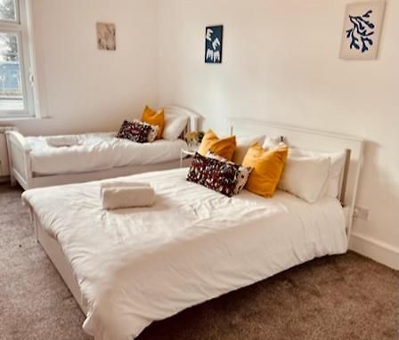 Two Bedroom, Off-Road Parking Ludgershall  外观 照片