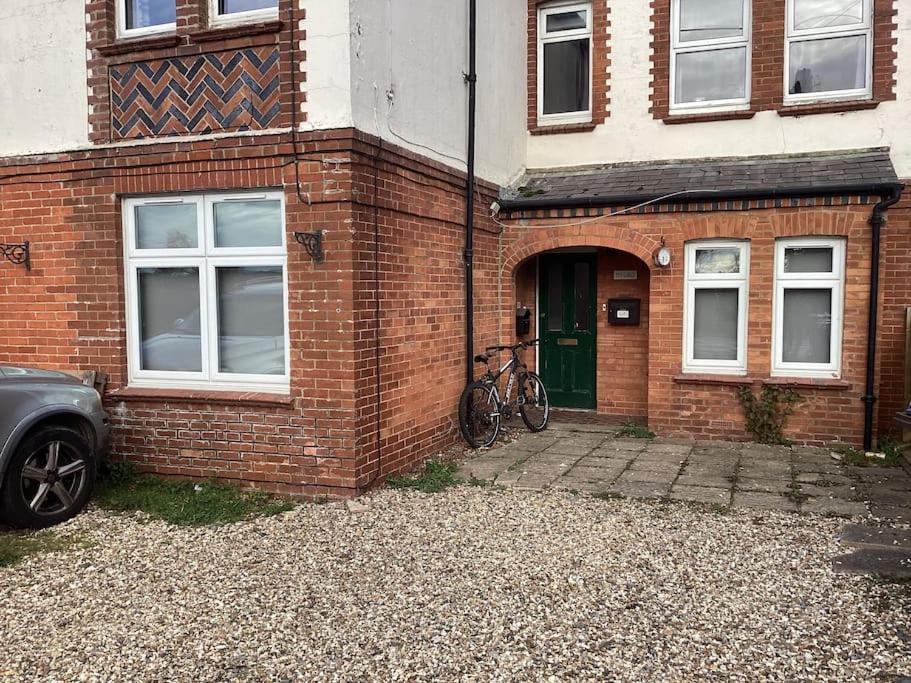 Two Bedroom, Off-Road Parking Ludgershall  外观 照片