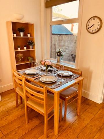 Two Bedroom, Off-Road Parking Ludgershall  外观 照片