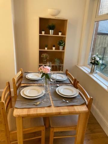 Two Bedroom, Off-Road Parking Ludgershall  外观 照片