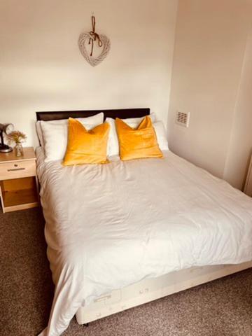 Two Bedroom, Off-Road Parking Ludgershall  外观 照片