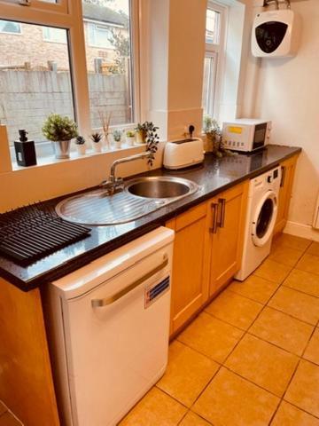 Two Bedroom, Off-Road Parking Ludgershall  外观 照片
